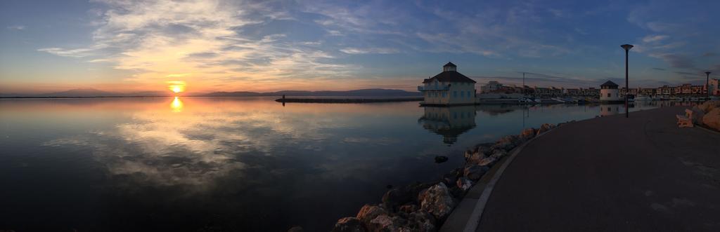 Charmant T 2 vue mer pied dans l'eau Le Barcarès Extérieur photo